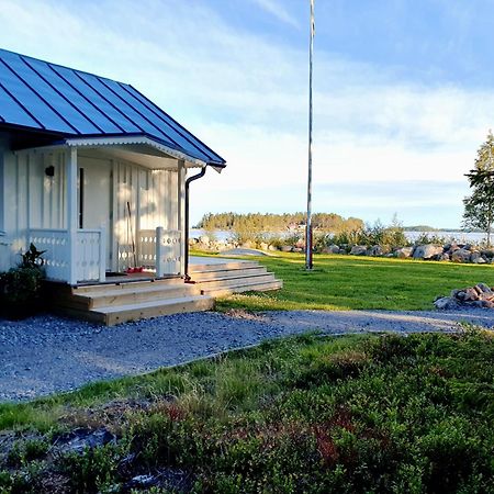 Stuga Med Havsutsikt Robertsfors Exteriér fotografie