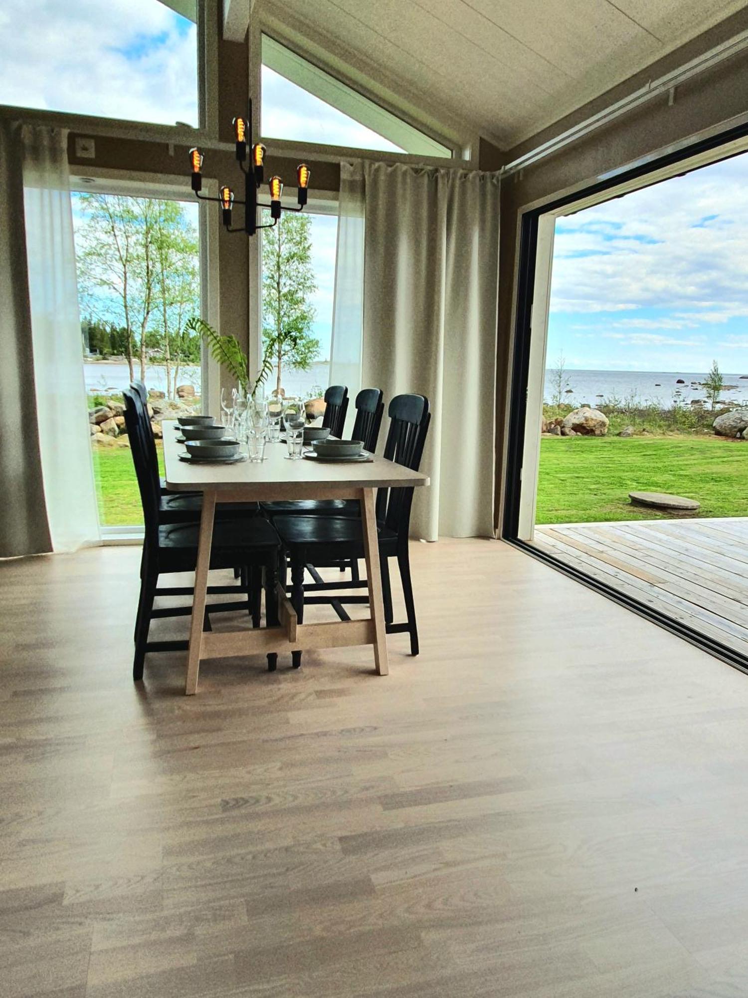 Stuga Med Havsutsikt Robertsfors Exteriér fotografie